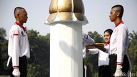 Mereka dibagi menjadi dua tim dan setiap tim akan bergantian mengibarkan serta menurunkan bendera.