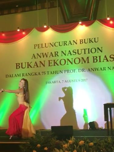 Tari perut di depan menteri / 