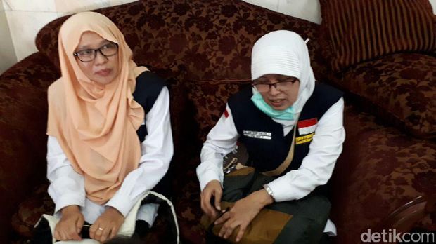 Dokter Gini Wuryandari (berjilbab putih) dan perawat menjelaskan kondisi Slamet.