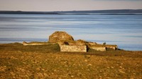 Bekas reruntuhan biara yang bisa jadi menjadi satu-satunya di Kepulauan Orkney. Diperkirakan kalau reruntuhan ini sudah ada sejak abad ke-11 silam (Mike MacEacheran/BBC Travel)