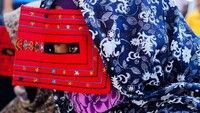 Karena topeng inilah, masyarakat Bandari terkenal misterius dan tertutup. Namun ternyata mereka sangat terbuka dengan pengunjung yang datang. Tak jarang mereka membagi budaya unik ini dan tak keberatan untuk difoto (BBC)