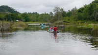 Dulu ada orang-orang China menggali di sebuah area yang berada di Kecamatan Sekayam, Kabupaten Sanggau, Kalimantan barat, karena diduga ada harta karun di bawah tanah. Setelah digali ternyata tidak ada. Area inilah cikal bakal danau (Kurnia/detikTravel)