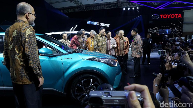 Menperin saat mendatangi booth Toyota di GIIAS (Foto: Ari Saputra) Menperin saat mendatangi booth Toyota di GIIAS (Foto: Ari Saputra)