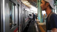 Para penumpang menaiki KRL.