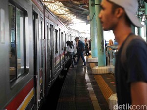 KRL Bekasi-Jakarta Kota Kena Gangguan, Kereta Jadi Antre Melintas