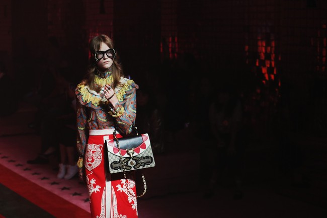 Lyst dan Business of Fashion baru saja mengeluarkan brand fashion paling hits di sepanjang 2017, dan jawabannya adalah Gucci, yang juga menjadi favorit selebriti di Indonesia. Mulai dari Sandra Dewi sampai Syahrini, berikut adalah gaya selebriti Indonesia tampil stylish memakai tas dan sepatu label Gucci.