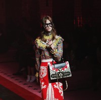 Lyst dan Business of Fashion baru saja mengeluarkan brand fashion paling hits di sepanjang 2017, dan jawabannya adalah Gucci, yang juga menjadi favorit selebriti di Indonesia. Mulai dari Sandra Dewi sampai Syahrini, berikut adalah gaya selebriti Indonesia tampil stylish memakai tas dan sepatu label Gucci.