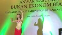 Beredar sebuah video yang memperlihatkan penampilan tari perut dalam peluncuran buku mantan Ketua BPK Anwar Nasution. Dalam video itu, ada adegan Menteri PUPR Basuki Hadimuljono tertawa sebelum beranjak pergi. (Foto: Screenshot video)