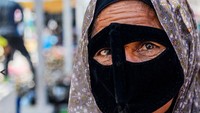 Jika menggunakan topeng para musuh akan mengira bahwa mereka adalah tentara laki-laki (BBC)