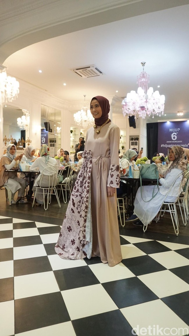 Nadia Fatimah, wanita yang aktif sebagai motivator di Yayasan Lupus Indonesia berpakaian anggun dalam maxi dress modifikasi. Foto: Dok. Arina Yulistara/Wolipop
