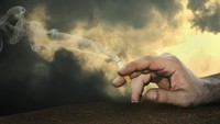 Menjadi perokok tangan kedua (second hand smoker) atau disebut juga perokok pasif, adalah faktor risiko kanker paru. Sekitar 15-35 persen kanker paru di kalangan non-perokok, terjadi pada second hand smoker. Foto: Thinkstock 