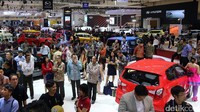 Beberapa pengunjung terpaku melihat koleksi yang dipamerkan.