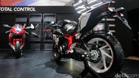 Honda CBR1000RR Fireblade (kiri) dibanderol dengan harga OTR Rp 699.000.000.