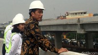 Jokowi meninjau proyek tol Becakayu. Dalam blusukan kali ini dia mengenakan batik lengan panjang. Maikel Jefriando/detikcom.