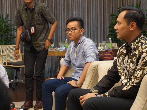 Foto Adu Gaya Gibran Rakabuming dan Agus Yudhoyono Siapa 