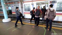 Pemasangan garis antrean itu juga untuk mengurangi risiko terjadinya hal berbahaya karena berdesak-desakan. 