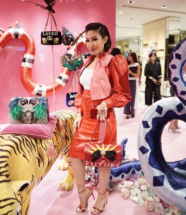 Ayu Dewi tampil mencuri atensi dengan koleksi statement bag Gucci bertuliskan Future di bagian depannya. Tas Ayu Dewi ini dibanderol US$ 2.980 atau sekitar Rp 40 juta.