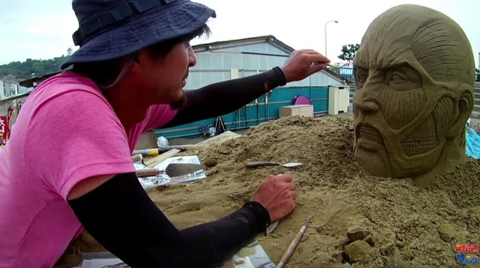 Pematung Pasir Asal Jepang Bikin Karya Raksasa dari Attack on Titan