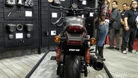 Motor street terbarunya yang didesain serba hitam dibanderol Rp 395.000.000, Foto: Ruly Kurniawan