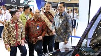 Direktur Retail Banking Bank Mandiri Tardi (kanan), SVP Consumer Loan Bank Mandiri Harry Gale (kedua kanan), Direktur Utama Mandiri Tunas Finance (MTF) Ignatius Susatyo Wijoyo (kedua kiri), dan Direktur Utama Bank Syariah (BSM) Tony Eko Boy Subari (kiri) mengunjungi booth Bank Mandiri.