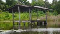 Ada sebuah gazebo di area danau. Gazebo ini terendam air di bagian bawahnya (Kurnia/detikTravel)
