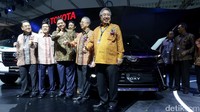 Nakata menambahkan, C-HR Hybrid masih dipamerkan sebagai special exhibit hari ini, namun kami akan memperkenalkan hybrid selangkah demi selangkah sebagai pelopor.
