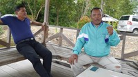Ahli waris Danau Padong Pangeran bernama Gusti Zairin (kanan) saat berbagi kisah sejarah Danau Padong Pangeran dengan detikTravel (Kurnia/detikTravel)