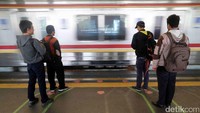 PT KAI Commuter Jabodetabek (KCJ) melakukan uji coba garis antrean di Stasiun Juanda, Jakarta, Kamis (10/8/2017).