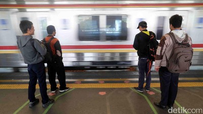 Uji Coba Garis Antrean Naik KRL