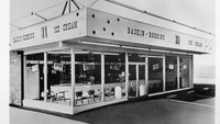 Merek es krim Baskin Robbins terkenal dengan lambang 31-nya sejak dulu hingga kini. Tahun 1945, Baskin Robbins bernama Snowbird Ice Cream. Namun tahun 1953 menjadi Baskin Robbins mengikuti nama pendirinya, Burton Baskin dan Irvine Robbins. Foto: This Is Insider