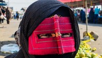 Hal ini dilakukan untuk menghindari para perempuan dari pencari budak berwajah cantik. Timur Tengah memang sudah terkenal akan wanita berparas cantik (BBC)