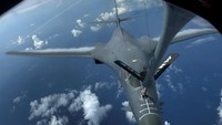 B-1B Lancer tengah mengisi bahan bakar saat terbang di wilayah Kyushu, Jepang dekat Laut Cina Timur, dan semenanjung Korea. .S. Air Force/Airman 1st Class Gerald Willis/Handout via REUTERS.