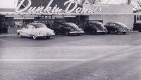 Dunkin Donuts dulunya bernama Open Kettle tahun 1948. Namun sejak tahun 1950, nama gerai donat dan kopi ini berubah jadi Dunkin Donuts. Gerai pertamanya ada di Quincy, Massachusetts. Foto: This Is Insider