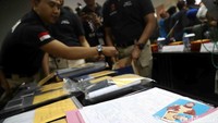 Polisi menggelar barang bukti.
