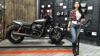 Harley-Davidson Dark Custom dirancang untuk dapat melintasi jalanan kota yang padat dengan tampilan yang elegan dan agresif. Foto: Ruly Kurniawan