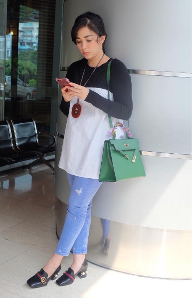 Penyanyi Ussy Sulistiawaty tampil kasual dengan loafers Gucci yang banyak jadi incaran fashionista dunia. Loafer dengan mid-heel berikut dijual US$ 1.100 atau Rp 15 juta.