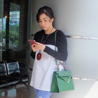 Penyanyi Ussy Sulistiawaty tampil kasual dengan loafers Gucci yang banyak jadi incaran fashionista dunia. Loafer dengan mid-heel berikut dijual US$ 1.100 atau Rp 15 juta.