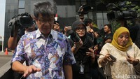 Anang berjalan meninggalkan gedung KPK.
