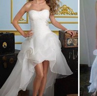 Gaun yang seharusnya membentuk di bagian dada gagal terlihat ketika dipakai pembeli yang termakan iklan gaun cantik ini. Foto: Dok. Bored Panda