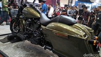 Dikombinasikan dengan suspensi depan dual bending valve terbaru, motor ini juga dapat melaju dengan gesit, berhenti lebih cepat, dan menikung dengan tajam. Sangat cocok untuk dibawa turing ataupun harian. Foto: Ruly Kurniawan