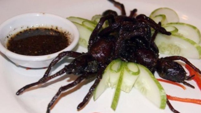 Kriuk Tarantula Goreng dan Gurih Cakar Buaya, Makanan Paling Aneh di Dunia (1)