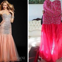 Maksud hati ingin memakai gaun berwarna peach dengan detail bebatuan yang mewah, yang datang justru gaun berwarna pink terang dengan detail bebatuan murah. Foto: Dok. Bored Panda