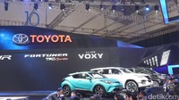 PT Toyota Astra Motor (TAM) memboyong 2 mobil terbarunya yakni All New Voxy dan juga Fortuner TRD di arena Gaikindo Indonesia International Auto Show (GIIAS) 2017. Foto: Dina Rayanti