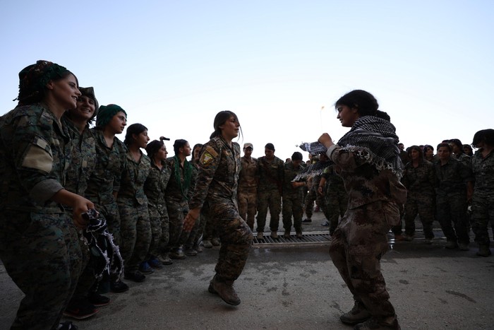 Foto Melihat Tentara Wanita Di Medan Perang Suriah