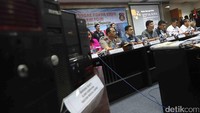 Kepala Bareskrim Komjen Ari Dono Sukmanto mengatakan modus pelaku adalah memalsukan dokumen.