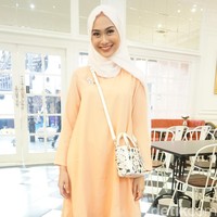 Indah Nada Puspita juga turut hadir dalam setelan tunik oranye yang cantik. Foto: Dok. Arina Yulistara/Wolipop