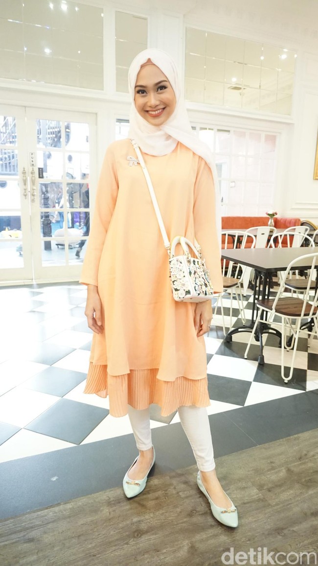 Indah Nada Puspita juga turut hadir dalam setelan tunik oranye yang cantik. Foto: Dok. Arina Yulistara/Wolipop