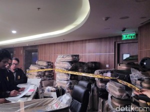 Bareskrim Geledah Kantor First Travel,  Garis Polisi Terpasang
