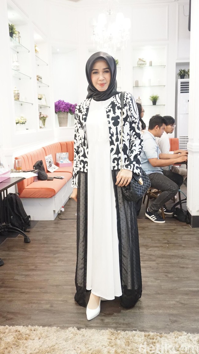 Hany Sabrina, selebgram hijab yang juga populer dengan gaya busananya. Foto: Dok. Arina Yulistara/Wolipop