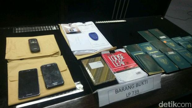 Barang bukti yang diamankan dari pelaku perdagangan orang ke Suriah dan Abu Dhabi